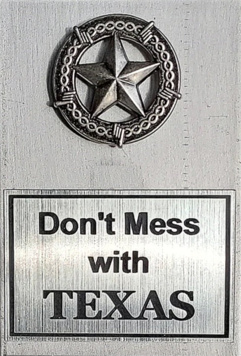 Metal wall art with a polished, reflective surface that says don't mess with Texas.