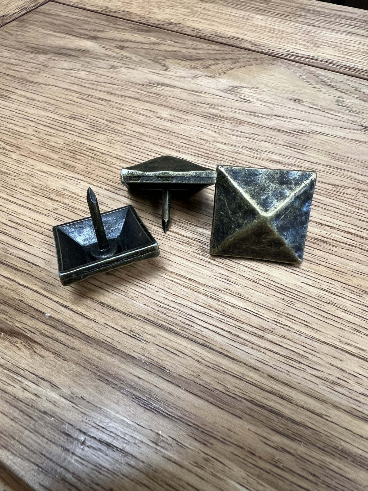 CLEARANCE-1 1/8&quot; Antique Brass Pyramid Clavos