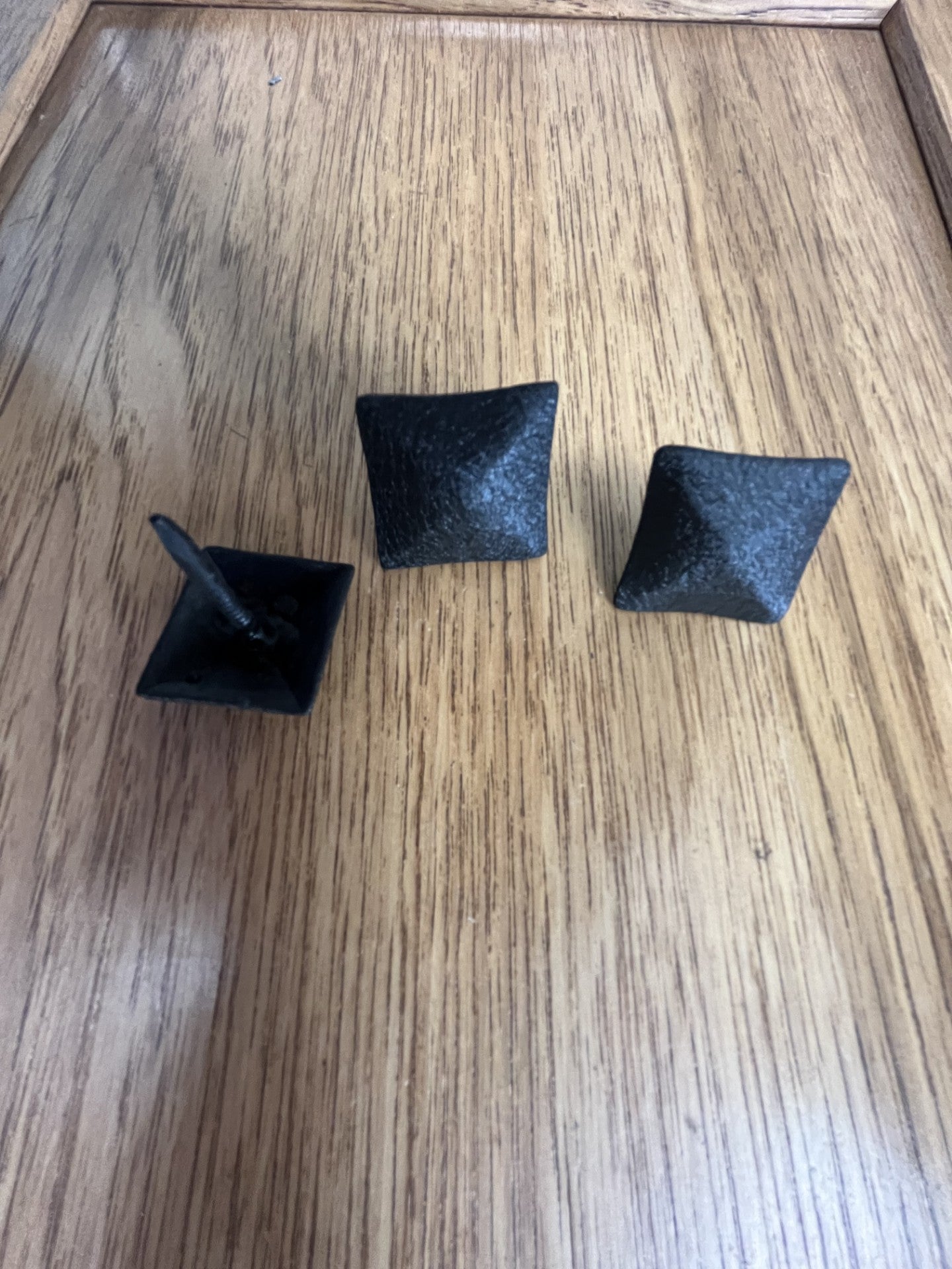 Clearance/Discontinued 1" Wrinkle Black Pyramid Clavos
